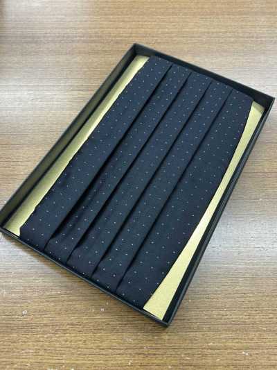 CM-920 Cummerbund làm từ chất liệu lụa họa tiết chấm bi đen