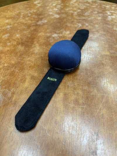 98322 Gối ghim (Sản xuất tại Pháp) xanh navy & dây đeo