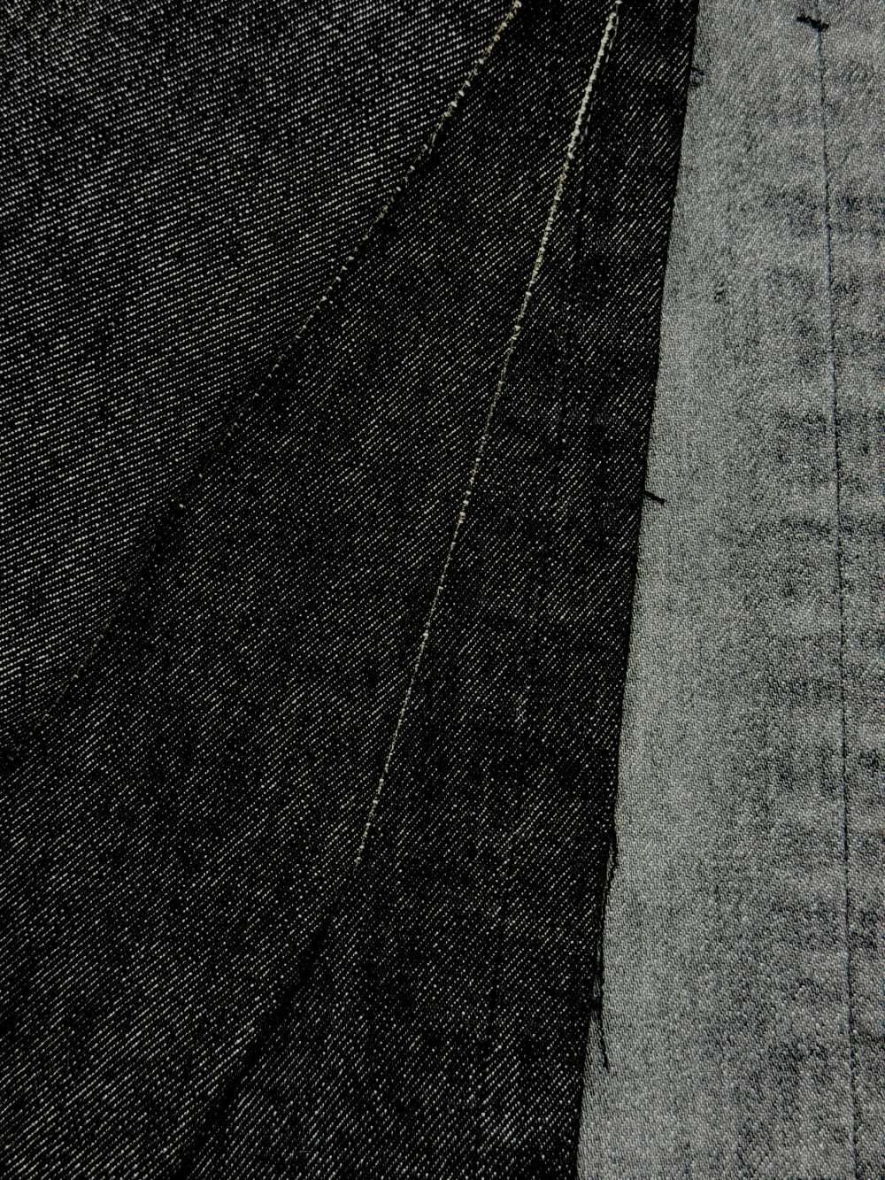 Loại "vải denim co giãn siêu việt" này kết hợp vẻ ngoài cổ điển của denim với độ co giãn đáng kinh ngạc.